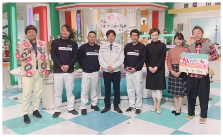 テレビ番組「英太郎のかたらんね」に出演したプログラントのスタッフ